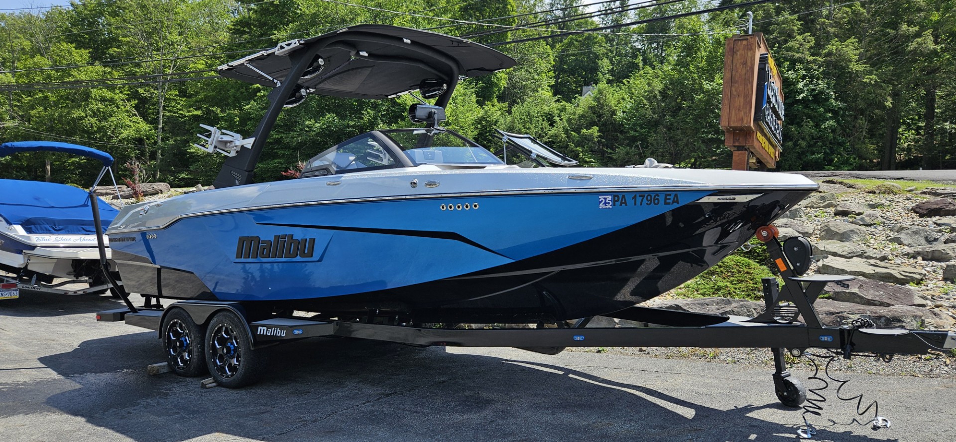 2021 Malibu 25 LSV Icon